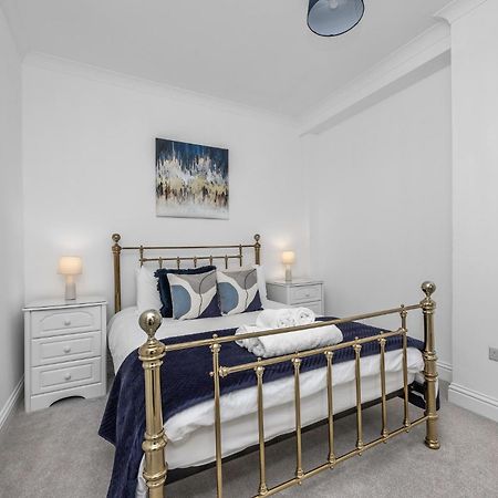 2 Bedroom Flat - With King Sized Beds, Netflix And Sky - Perfect For Contractors, Vacation Guests Or Those Relocating برايتون المظهر الخارجي الصورة