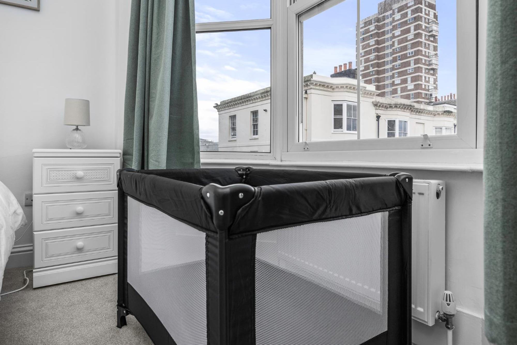 2 Bedroom Flat - With King Sized Beds, Netflix And Sky - Perfect For Contractors, Vacation Guests Or Those Relocating برايتون المظهر الخارجي الصورة