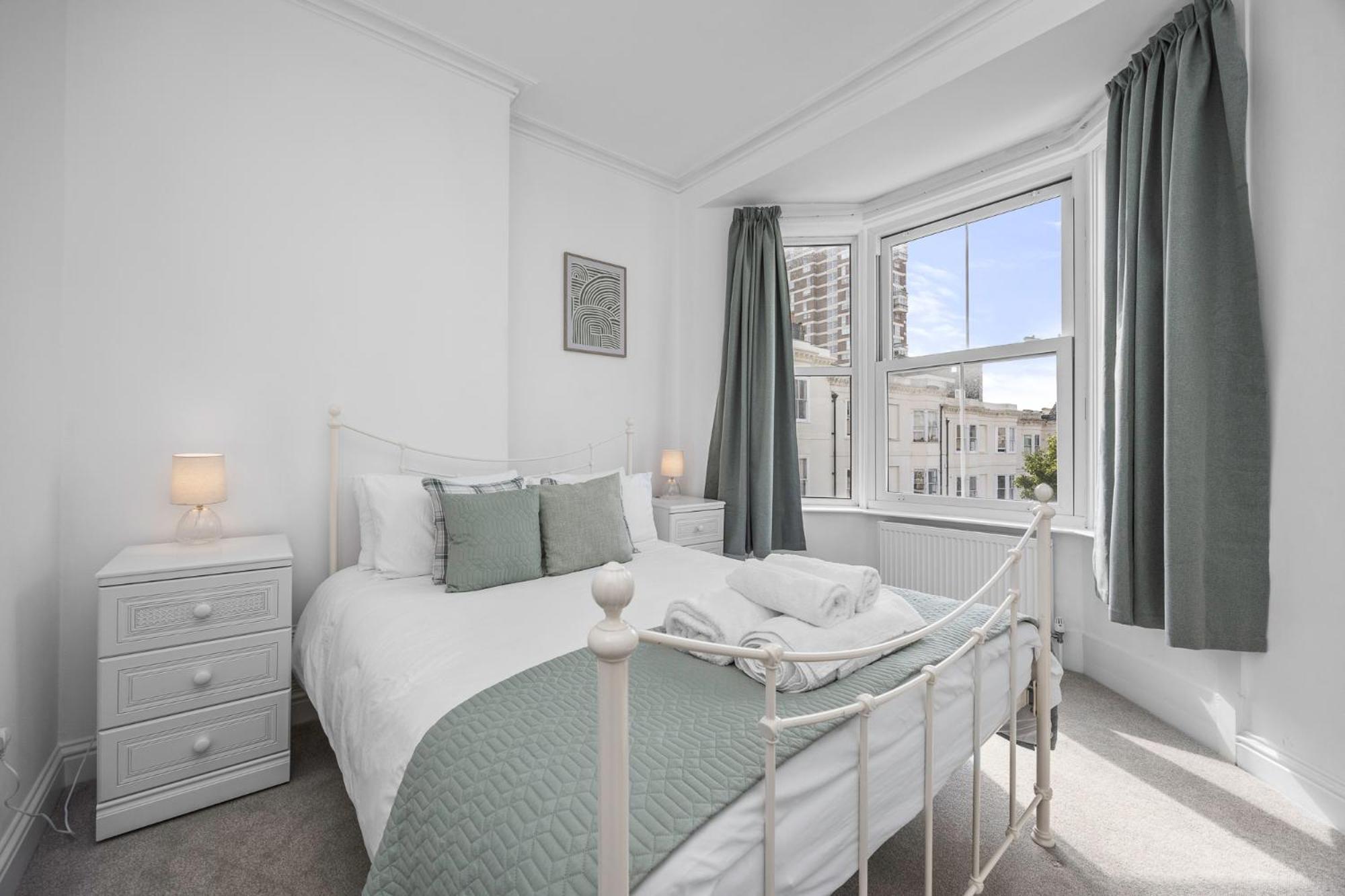 2 Bedroom Flat - With King Sized Beds, Netflix And Sky - Perfect For Contractors, Vacation Guests Or Those Relocating برايتون المظهر الخارجي الصورة