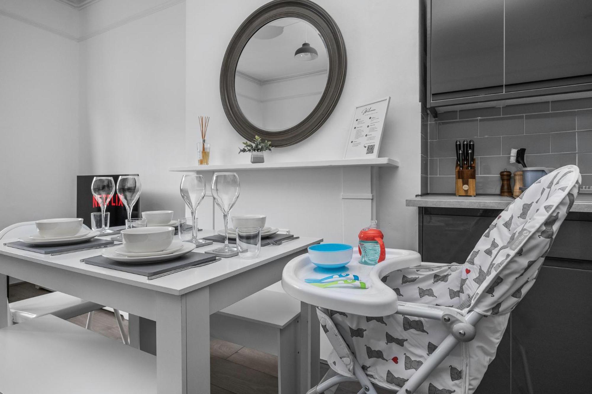 2 Bedroom Flat - With King Sized Beds, Netflix And Sky - Perfect For Contractors, Vacation Guests Or Those Relocating برايتون المظهر الخارجي الصورة