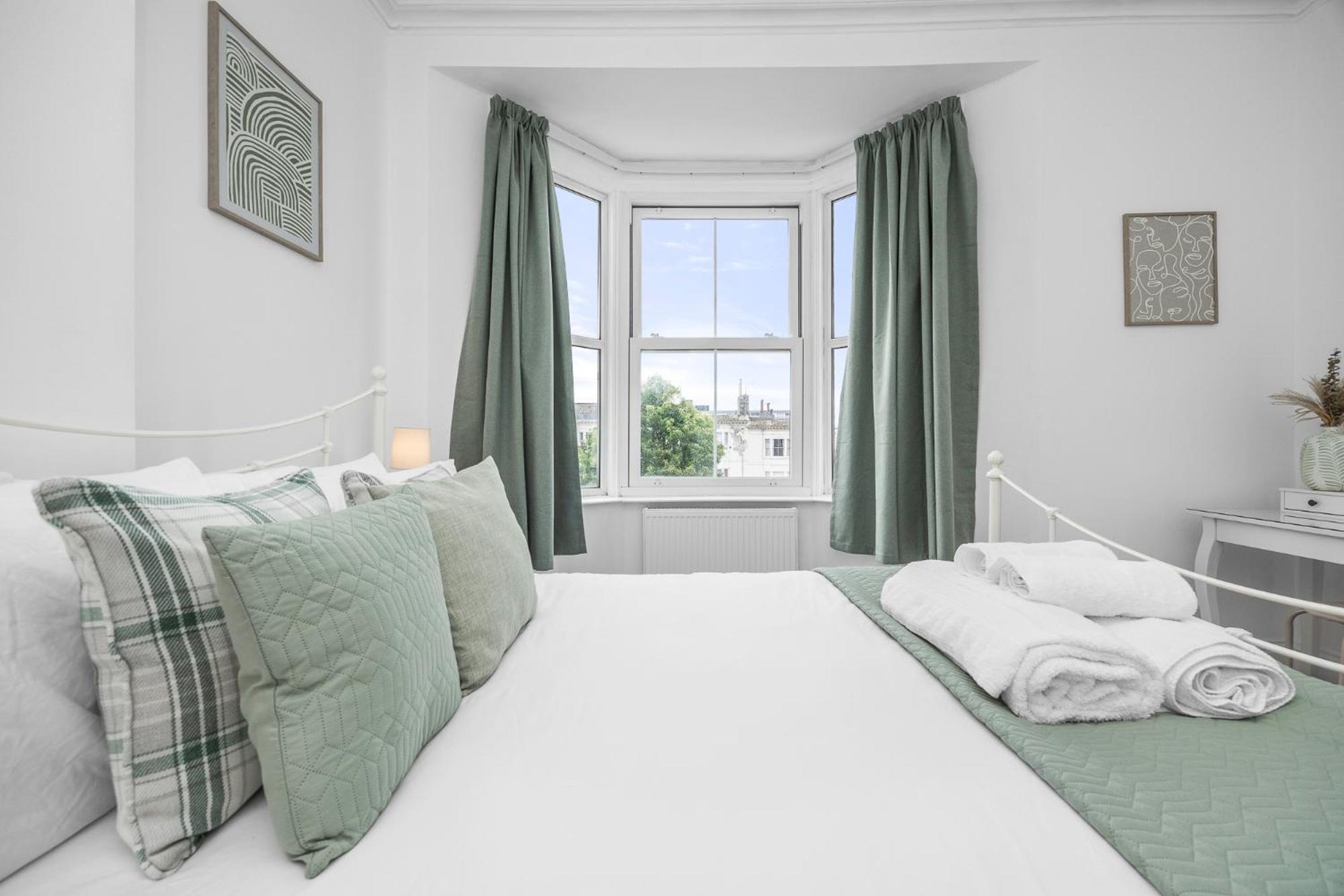 2 Bedroom Flat - With King Sized Beds, Netflix And Sky - Perfect For Contractors, Vacation Guests Or Those Relocating برايتون المظهر الخارجي الصورة
