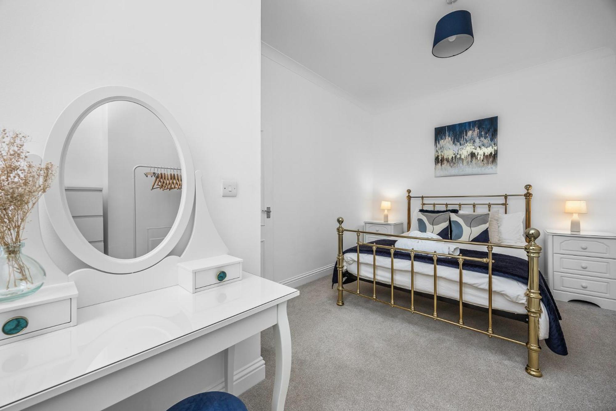 2 Bedroom Flat - With King Sized Beds, Netflix And Sky - Perfect For Contractors, Vacation Guests Or Those Relocating برايتون المظهر الخارجي الصورة
