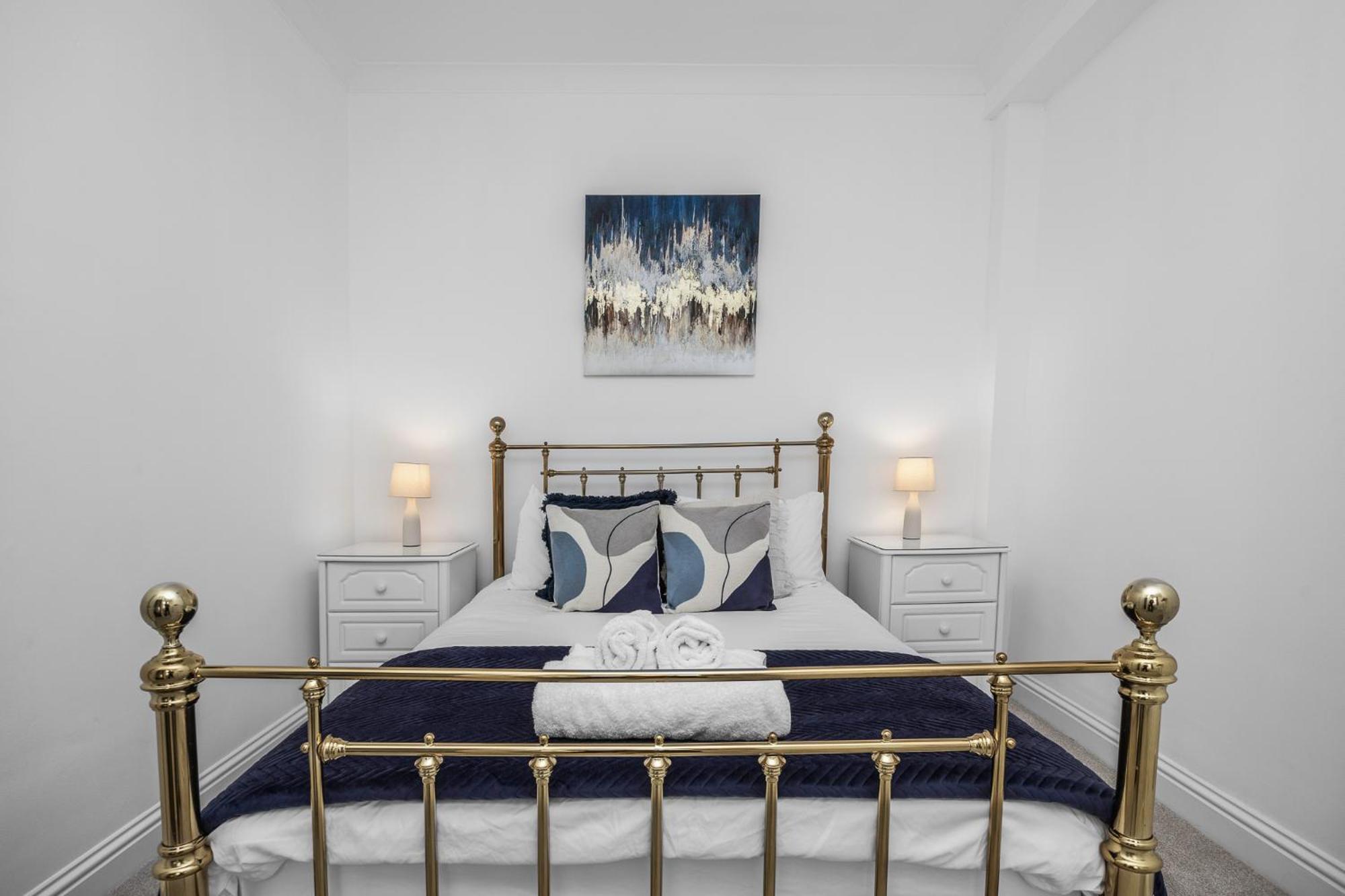 2 Bedroom Flat - With King Sized Beds, Netflix And Sky - Perfect For Contractors, Vacation Guests Or Those Relocating برايتون المظهر الخارجي الصورة