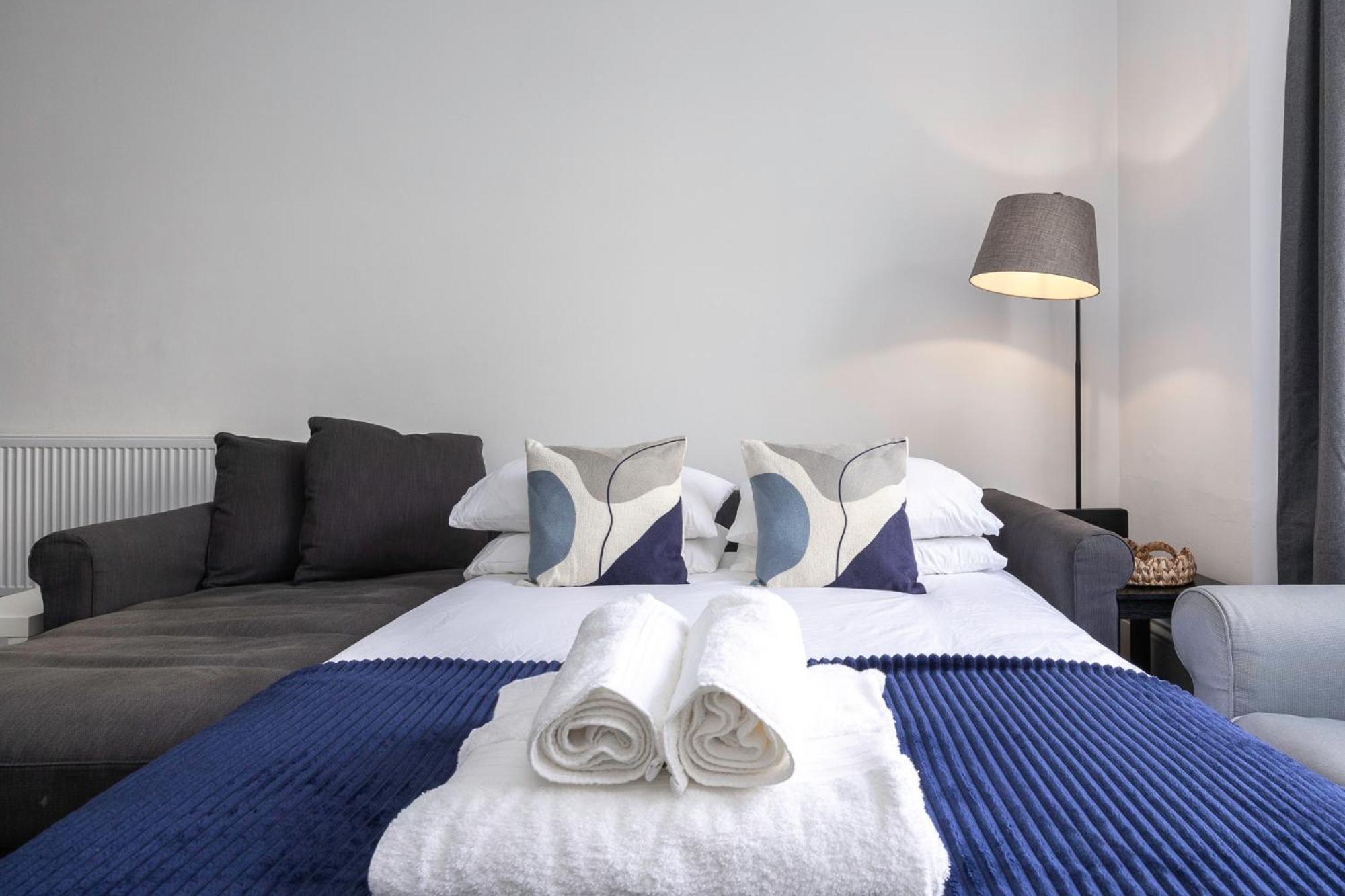 2 Bedroom Flat - With King Sized Beds, Netflix And Sky - Perfect For Contractors, Vacation Guests Or Those Relocating برايتون المظهر الخارجي الصورة
