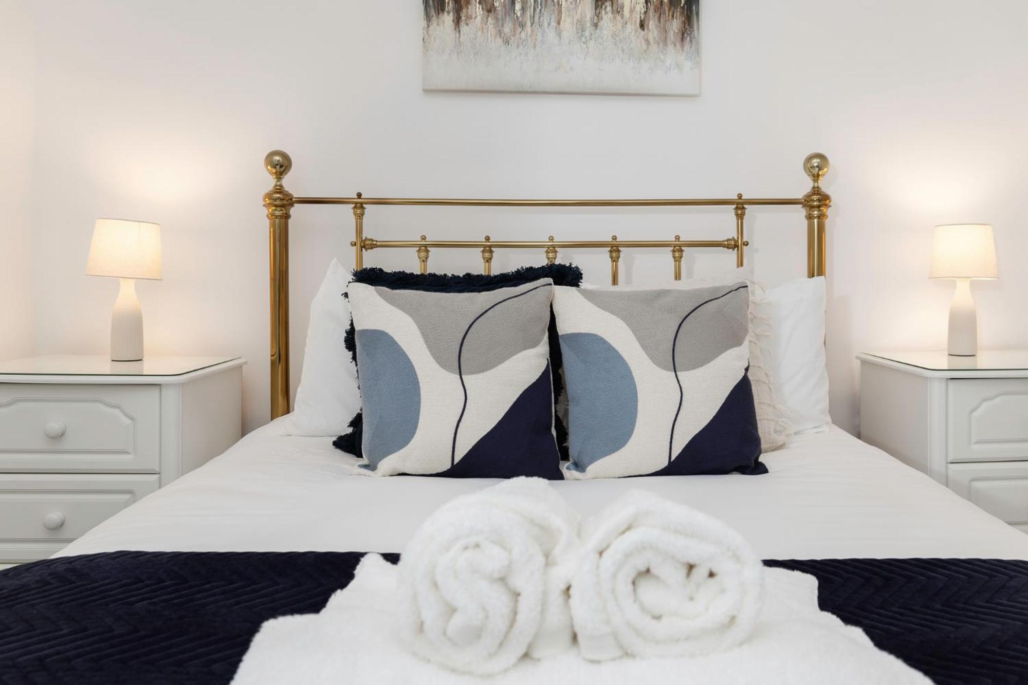 2 Bedroom Flat - With King Sized Beds, Netflix And Sky - Perfect For Contractors, Vacation Guests Or Those Relocating برايتون المظهر الخارجي الصورة