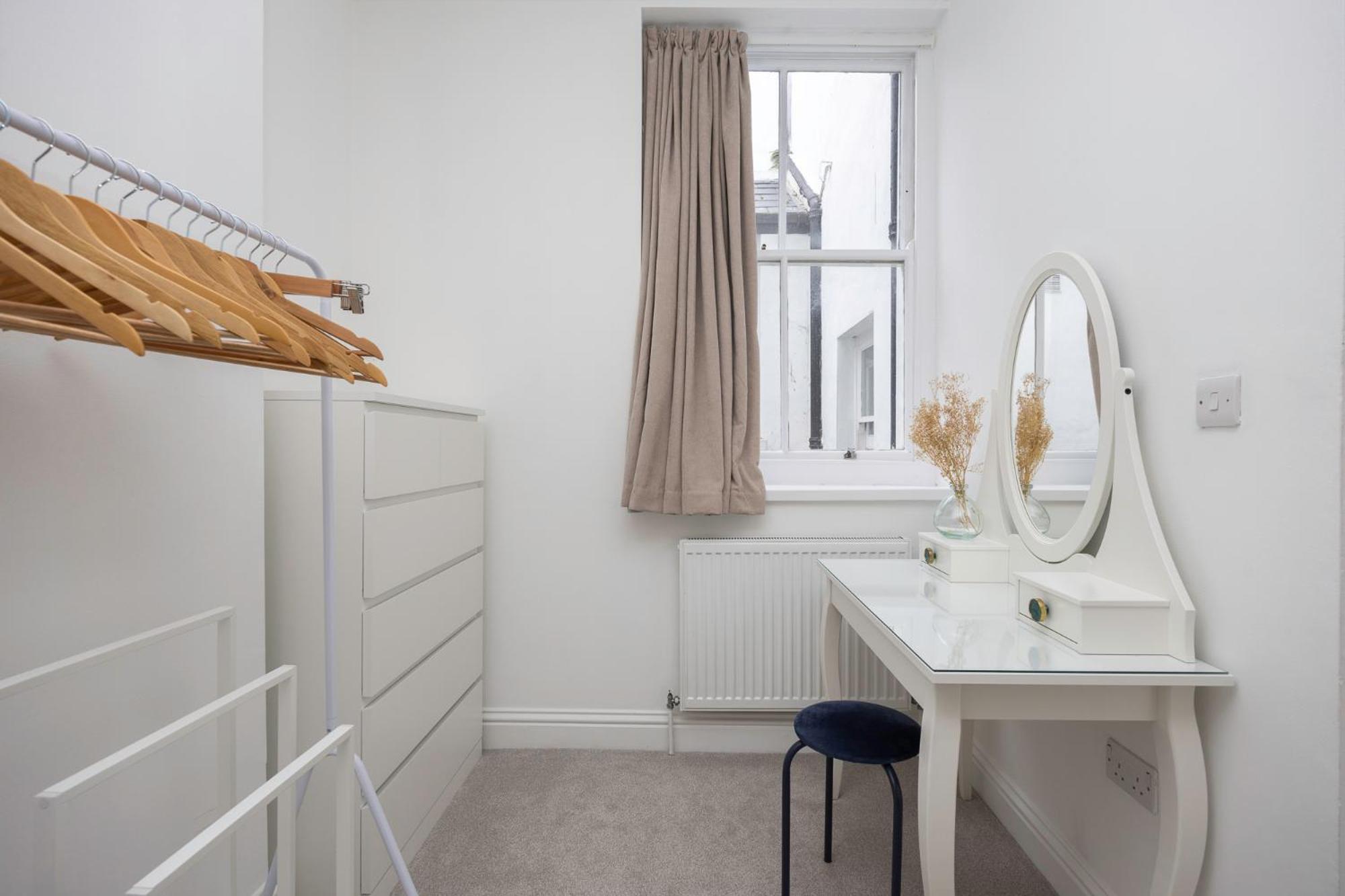 2 Bedroom Flat - With King Sized Beds, Netflix And Sky - Perfect For Contractors, Vacation Guests Or Those Relocating برايتون المظهر الخارجي الصورة