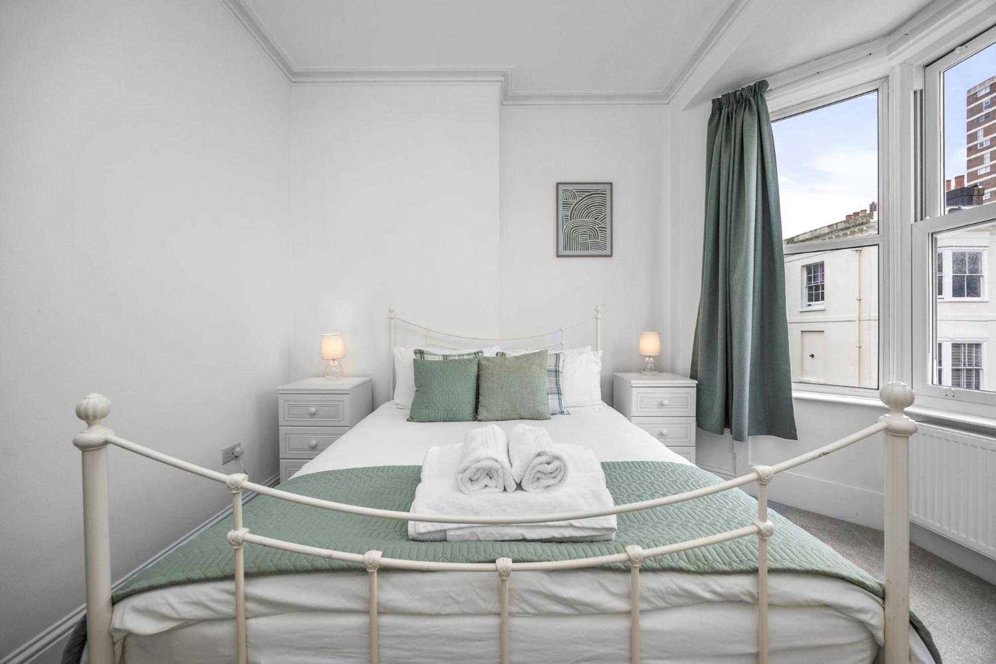 2 Bedroom Flat - With King Sized Beds, Netflix And Sky - Perfect For Contractors, Vacation Guests Or Those Relocating برايتون المظهر الخارجي الصورة